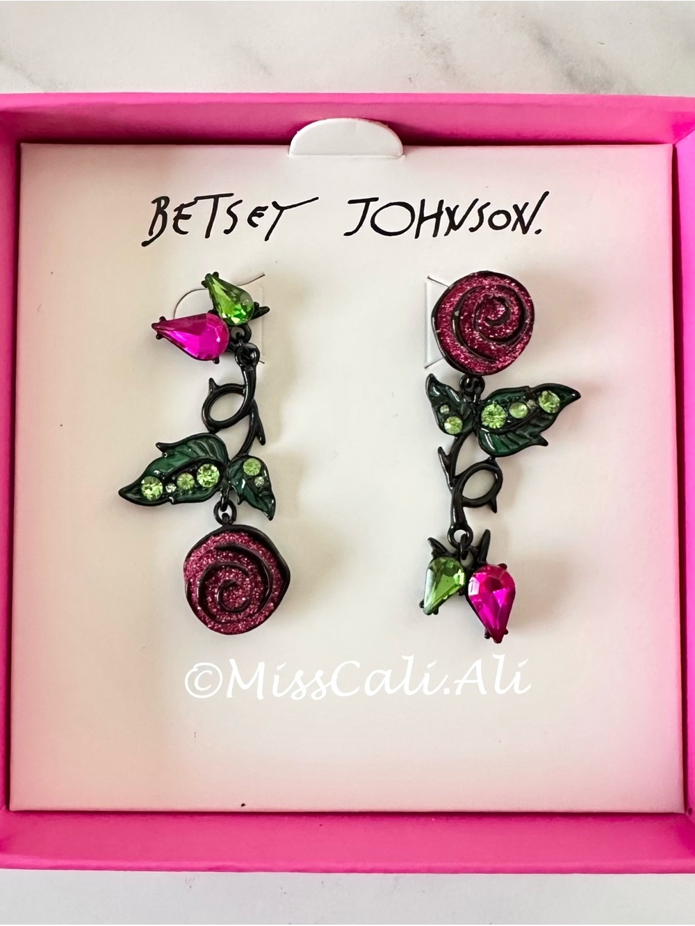 NWT Betsey Johnson Dparjl Pink Glitter 🌹Rose Green Crystal Mismatch Drop Earring